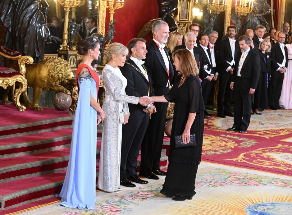 Los Reyes, Don Felipe VI y Doña Letizia, y el  Presidente de la República Francesa, Emmanuel Macron, y su esposa, Brigitte Macron, saludan a Francina Armengol, durante la cena de gala que se ofrece en su honor en el Palacio Real, a 29 de septiembre de 2026, en Madrid (España)

José Oliva / Europa Press
FAMILIA REAL;CASA REAL;FRANCIA
29/9/2026