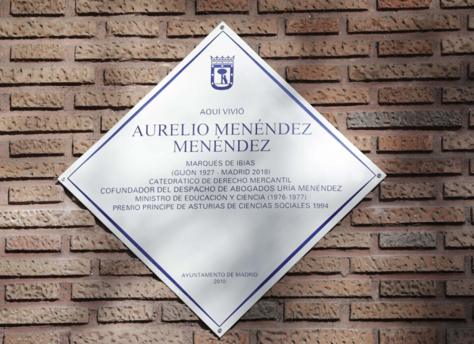 Placa de Madrid en honor a Aurelio Menéndez Menéndez