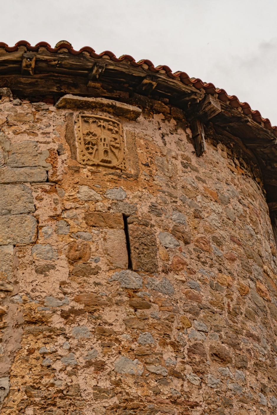 Blasón en la torre circular de Bandujo