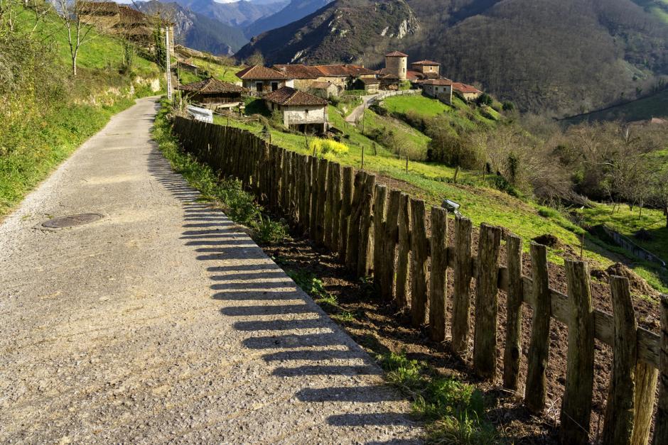 Carretera de acceso a Bandujo