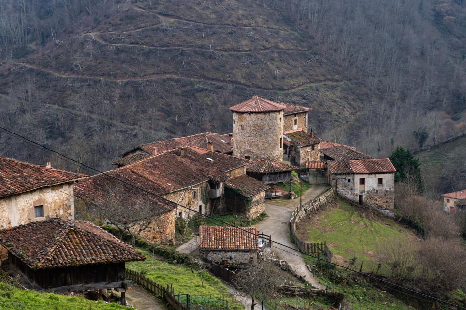 Villa medieval de Bandujo en las montañas de Asturias