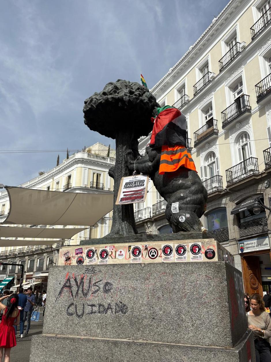 Estatua del Oso y el Madroño vandalizada por los acampados de la Puerta del Sol