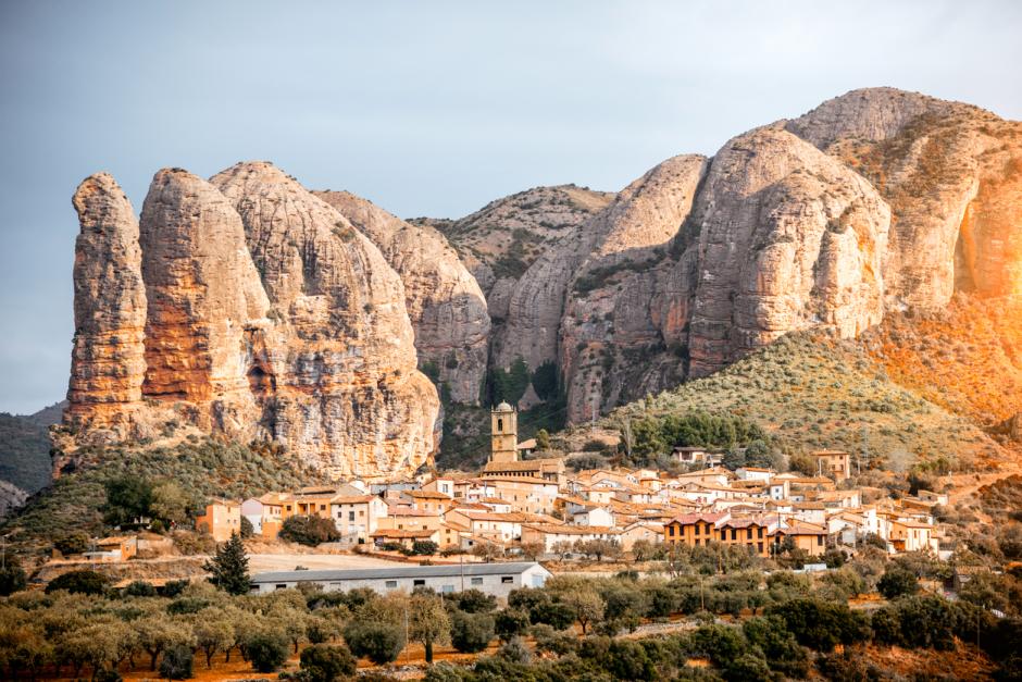 Mallos y pueblo de Agüero