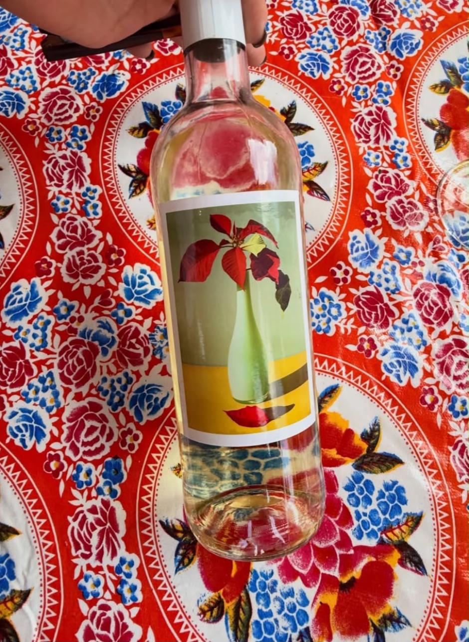 Una de las botellas de vino blanco que han degustado los invitados al cumpleaños de Almodóvar