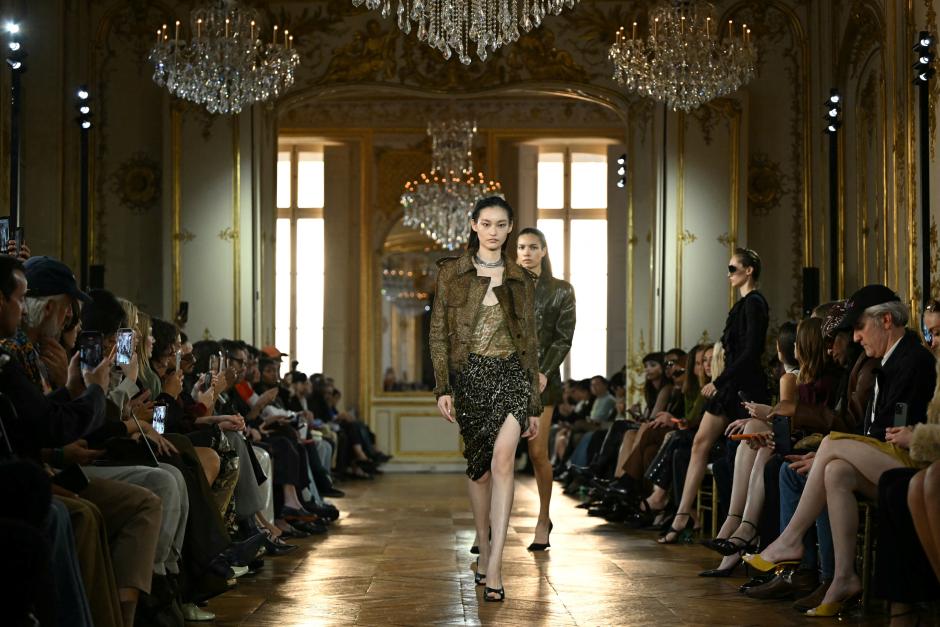 Una de las modelos presenta la colección Primavera-Verano de Balmain