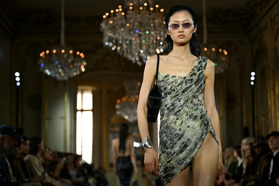 Una de las modelos de Balmain en el desfile de París