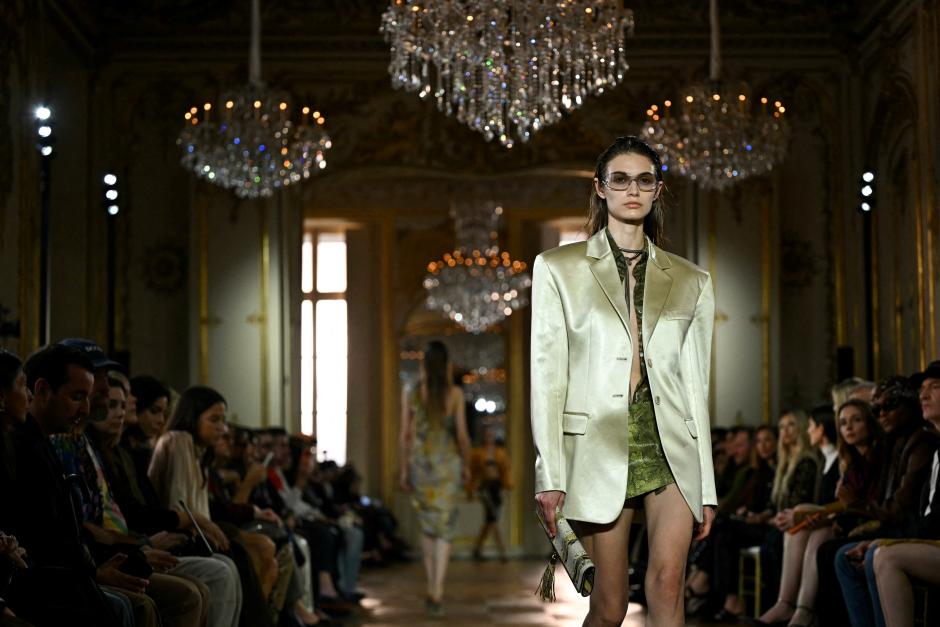 Una de las modelos de Balmain desfila en París