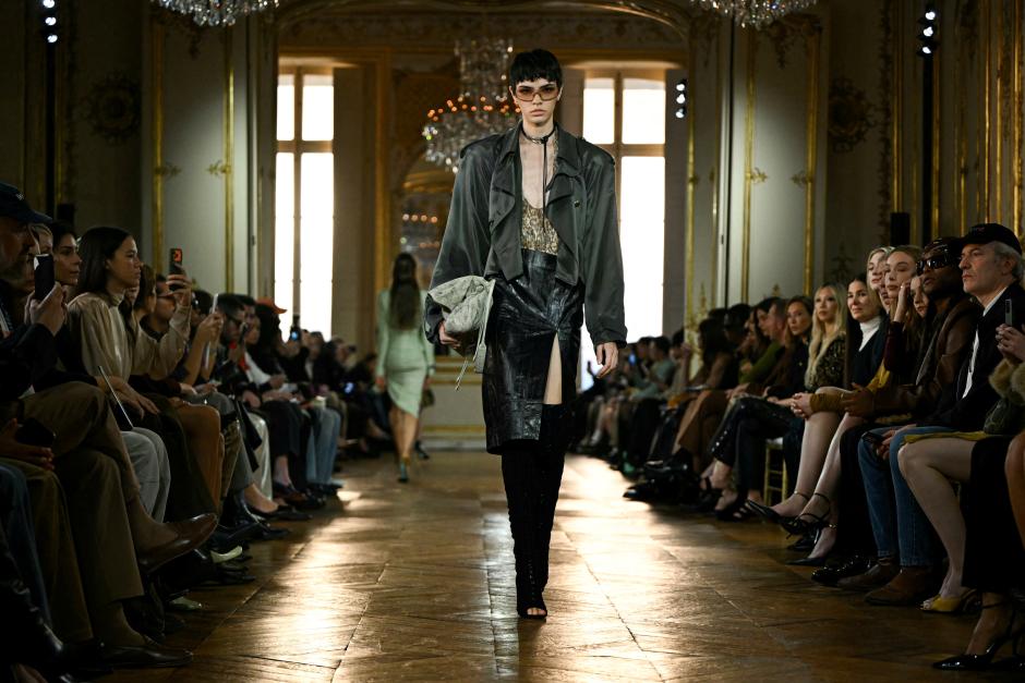 Una de las modelos de Balmain presenta la nueva colección Primavera-Verano 2027 en París