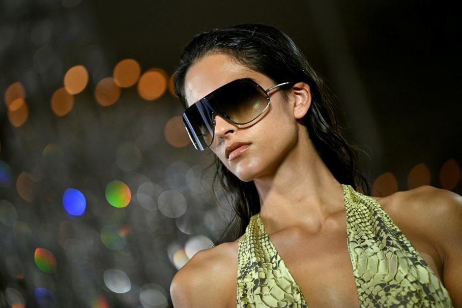 Una de las modelos de Balmain desfila en París para presentar la nueva colección