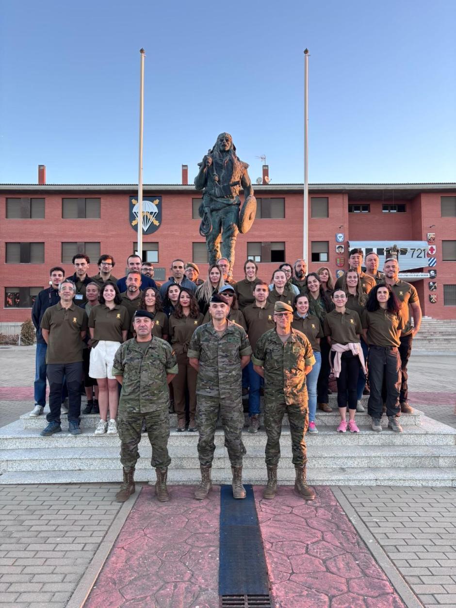 Foto de familia de los participantes en las XXII Jornadas de Corresponsales de Guerra