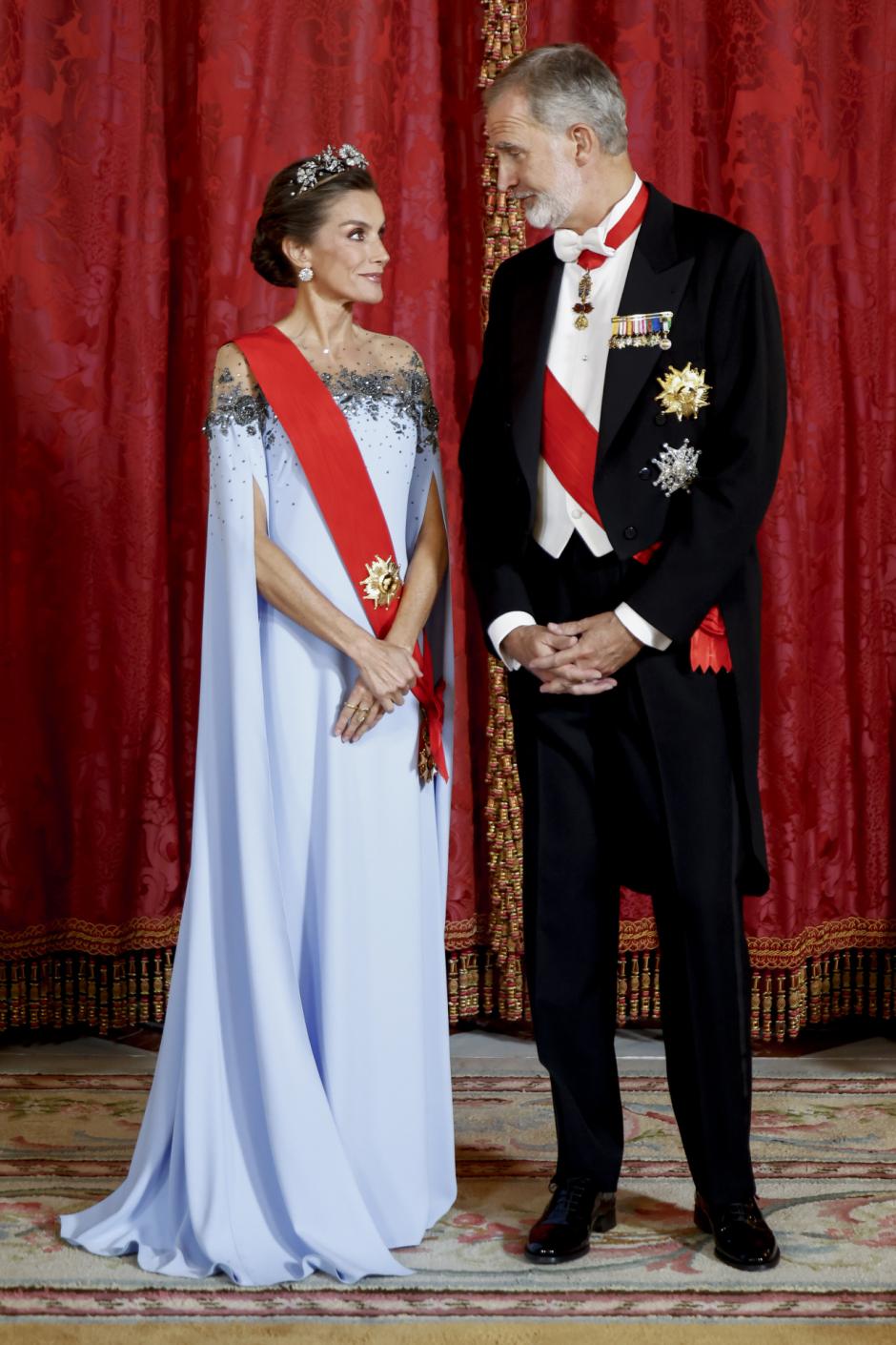 Los Reyes, con las bandas rojas y las Grandes Cruces de la Legión de Honor