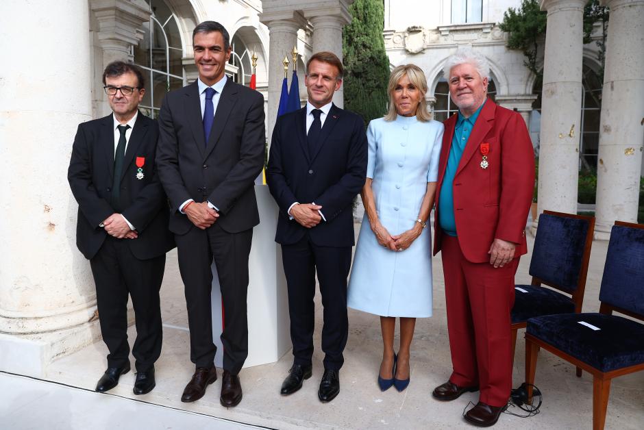 Macron con su esposa y Sánchez y Pedro Almodóvar y Javier Cercas, con sus nuevas condecoraciones