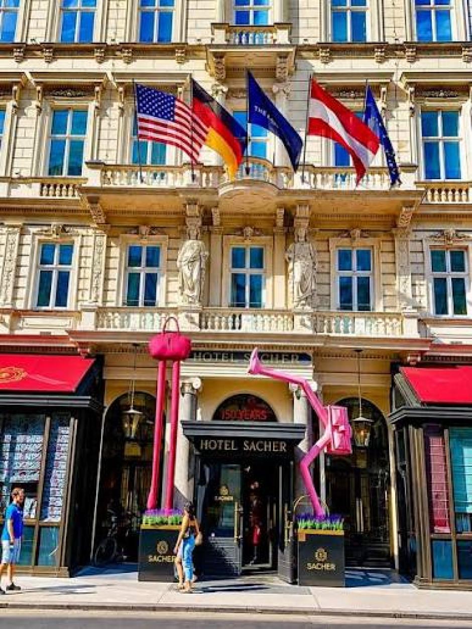 Step Big y Dancer, las singulares esculturas colocadas en la puerta del hotel por su 150 aniversario