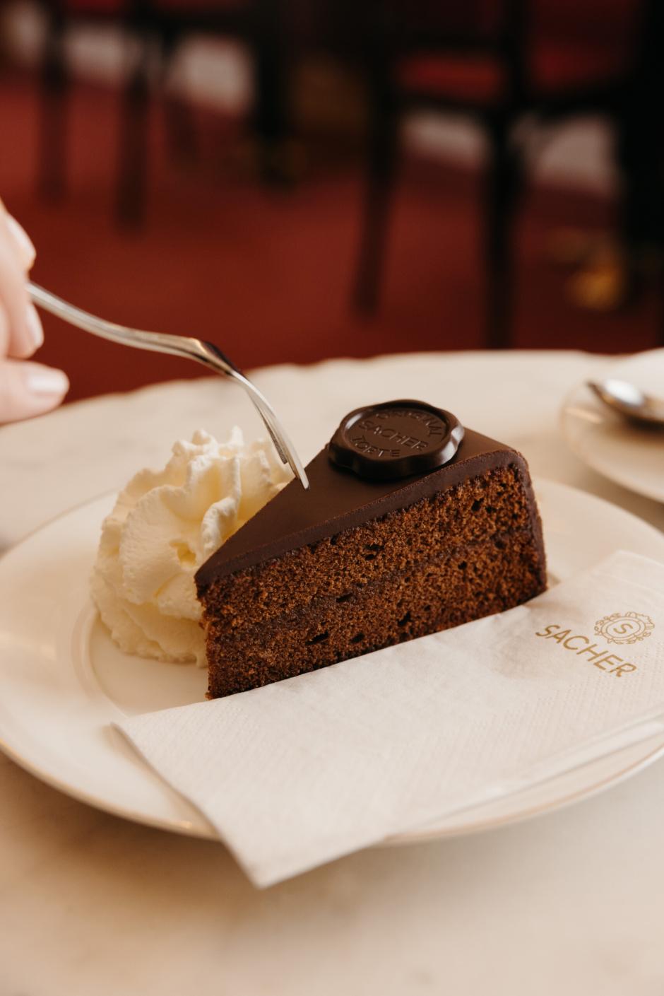 La original tarta Sacher servida con nata montada sin azúcar