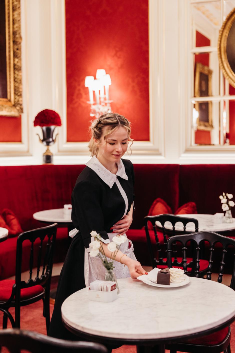 Sentarse en el Café Sacher es una experiencia imprescindible