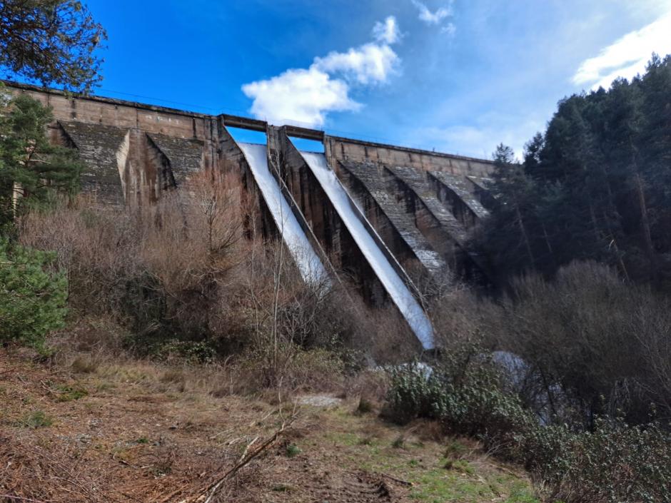 Presa de Puente Alta, desde la que se abastece de agua a parte de Segovia tras el vaciado de la de El Tejo