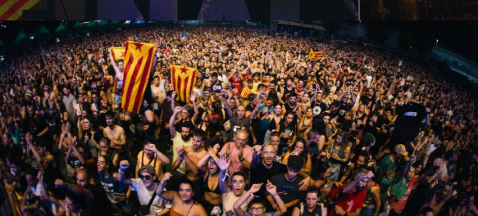 Imagen de archivo de un concierto de Auxili con varias 'esteladas' en el público