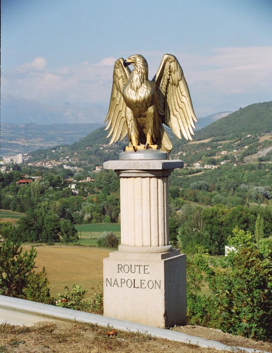 Águila dorada marcando la Ruta Napoleón
