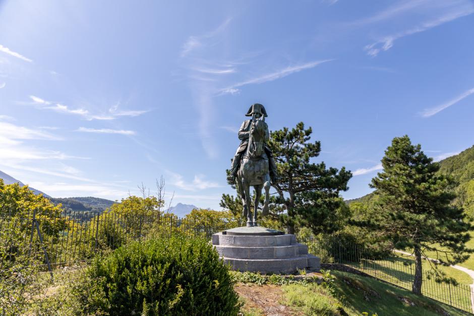 Estatua de Napoleón en el Prado del Reencuentro de Laffrey