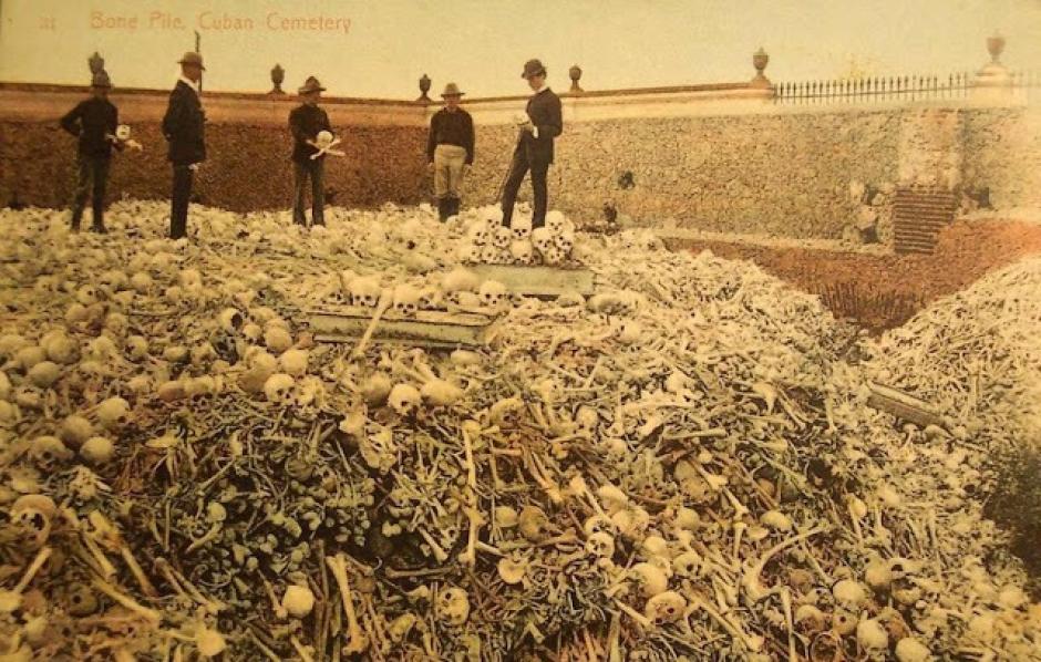 Soldados norteamericanos en 1898 ante la loma de huesos