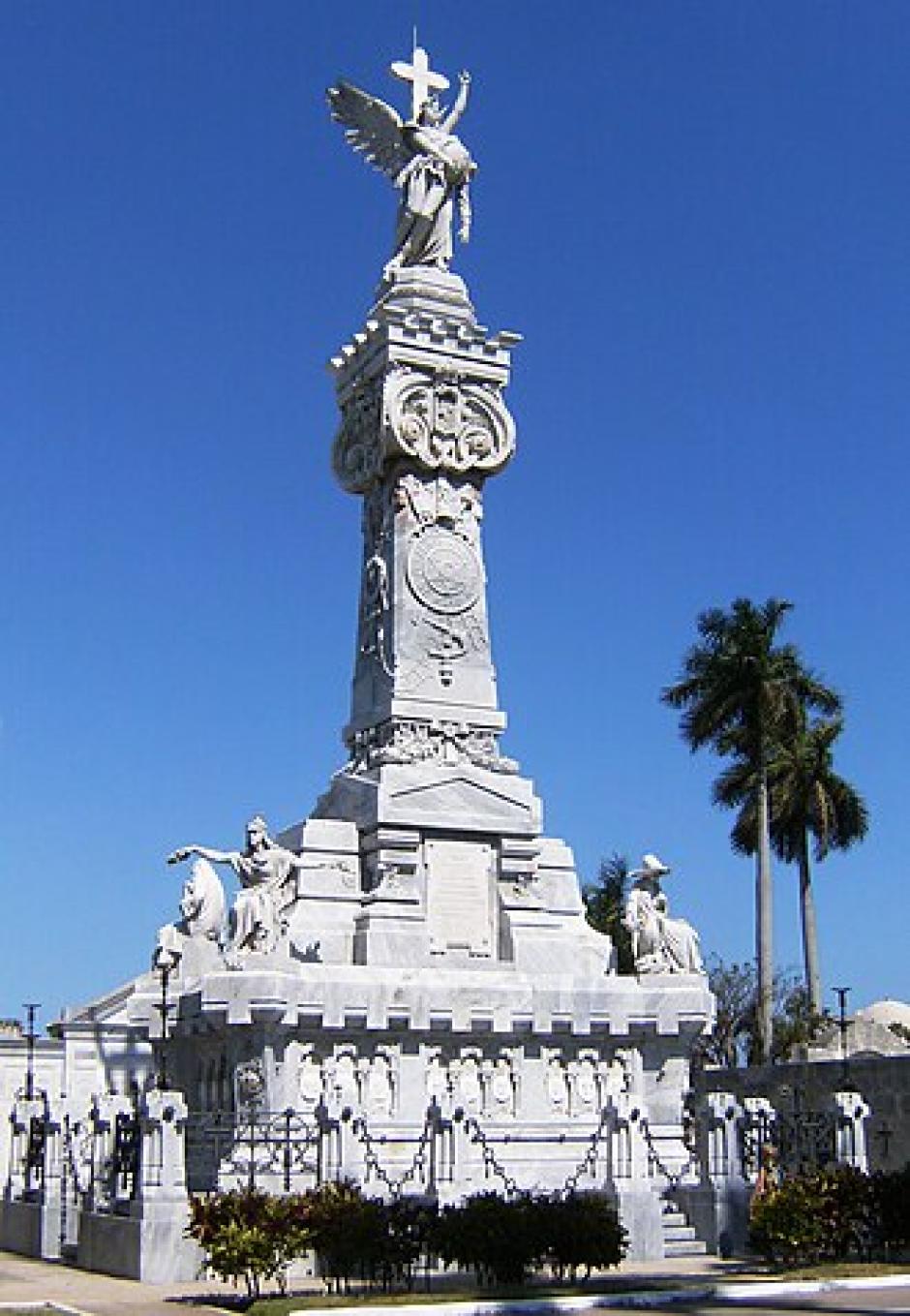 Panteón obelisco al cuerpo de bomberos en el cementerio de Colón en La Habana.