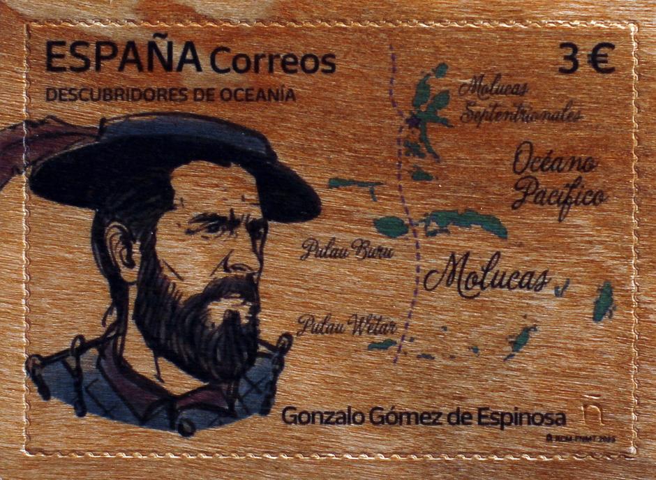 El sello conmemorativo que recrea a Gómez de Espinosa junto a un mapa del Pacífico y las Molucas