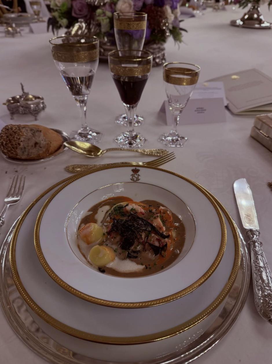 Plato servido en la cena de los Macron