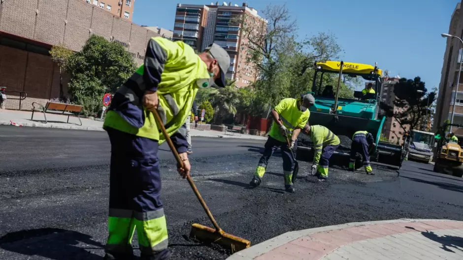 Trabajadores en el inicio de la "Operación Asfalto 2024" en la calle Jazmín