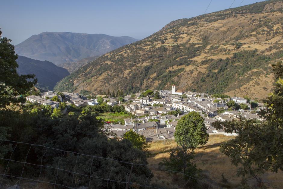 El pueblo se encarama al Barranco del Poqueira, valle que comparte con Bubión y Pampaneira
