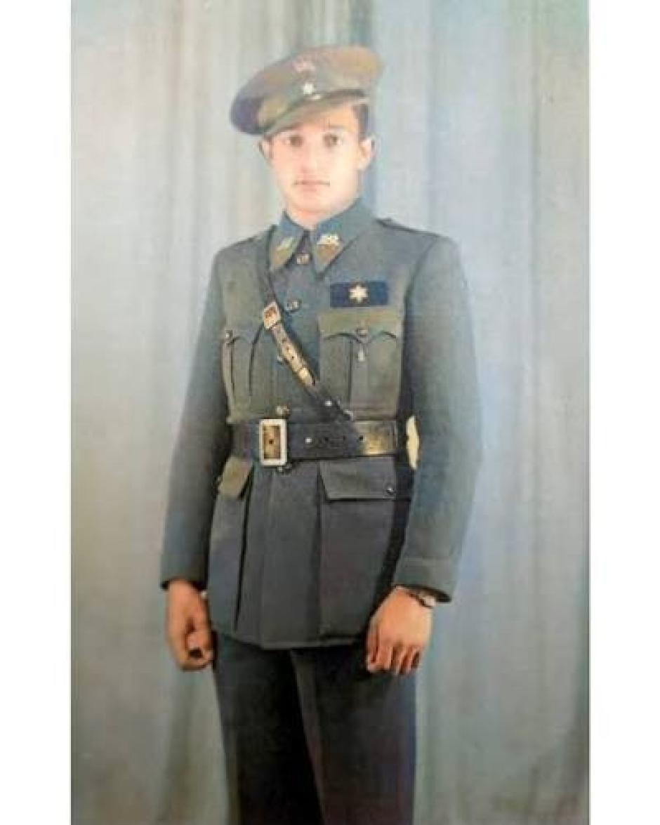 Fotografía de estudio de un alférez provisional del Ejército Nacional