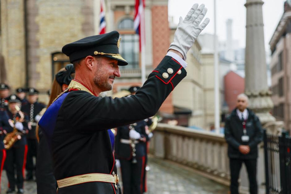 El Rey Haakon VIII saluda desde el Parlamento noruego, junto a su hija