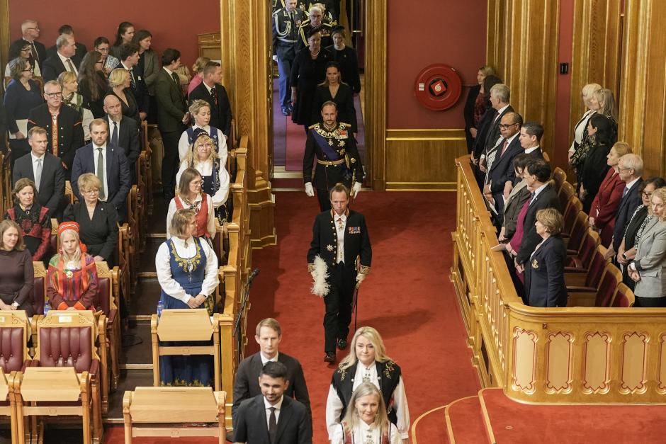 El Rey Haakon VIII y la Princesa Heredera Ingrid en el Parlamento noruego