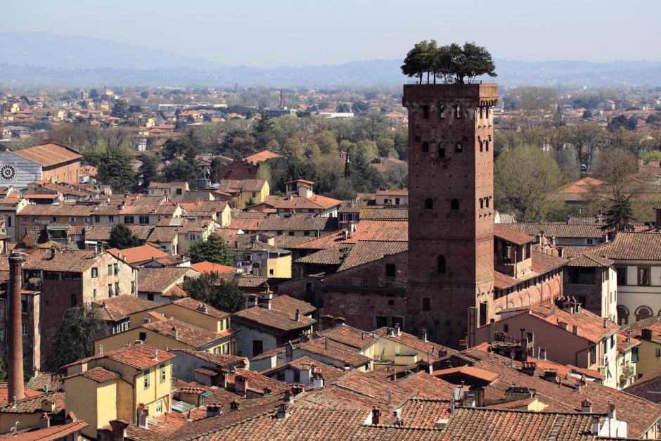 La singular torre Guinigi de Lucca, con encinas en su terraza