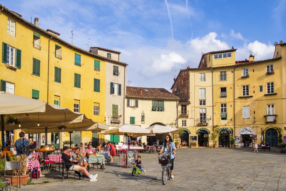Imagen cotidiana en la Piazza dell'Anfiteatro de Lucca