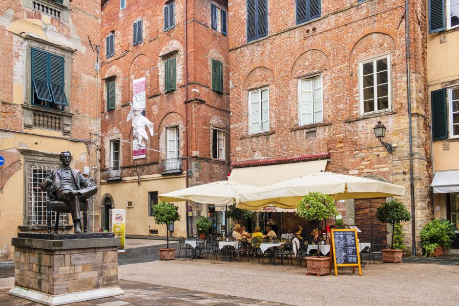 Estatua de Giacomo Puccini en Lucca