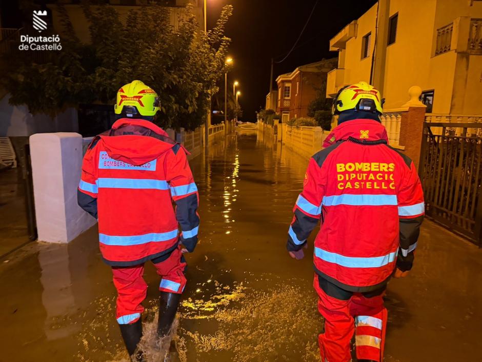 Efectivos de bomberos durante las lluvias en Castellón