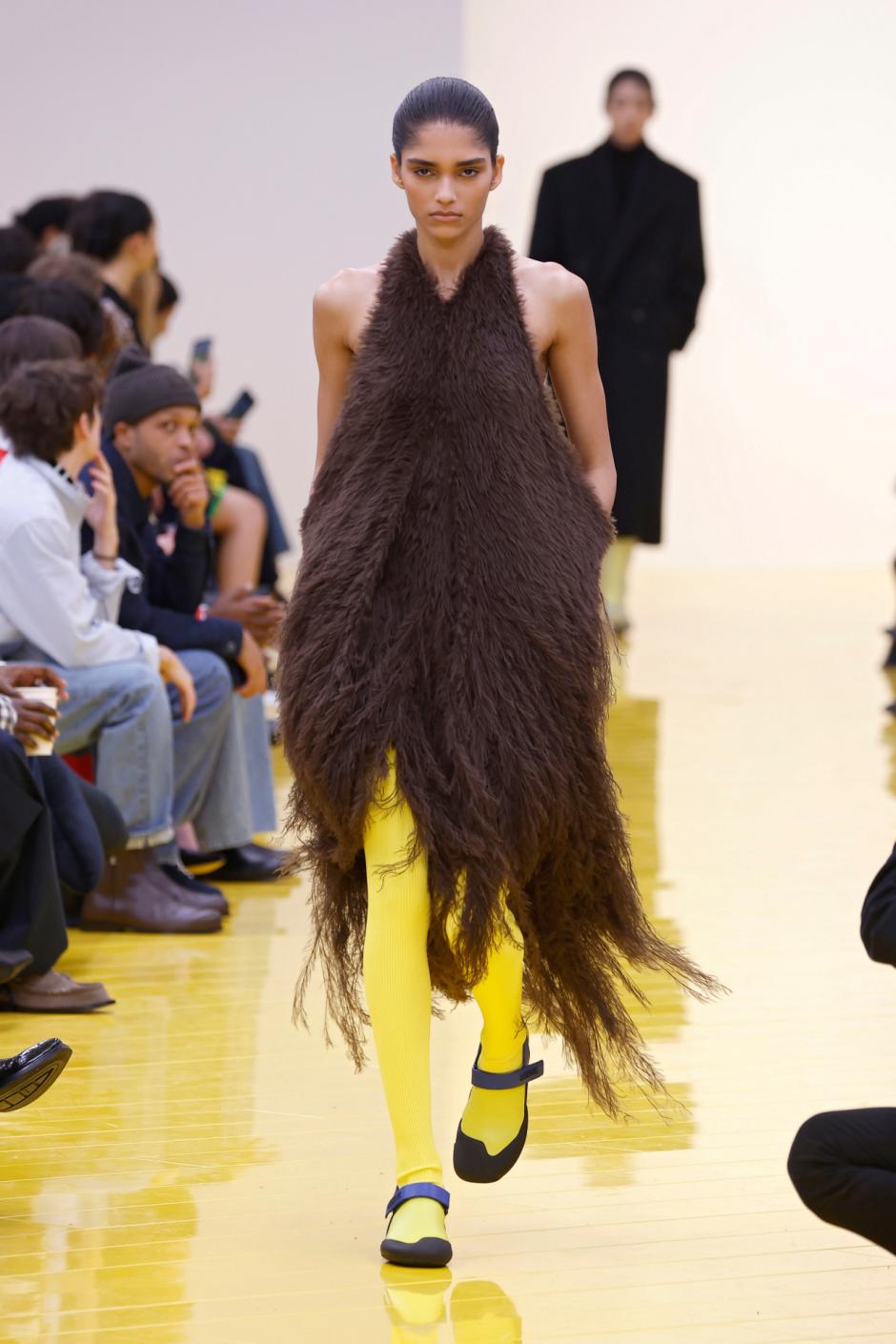 Una de las modelos del desfile de Loewe