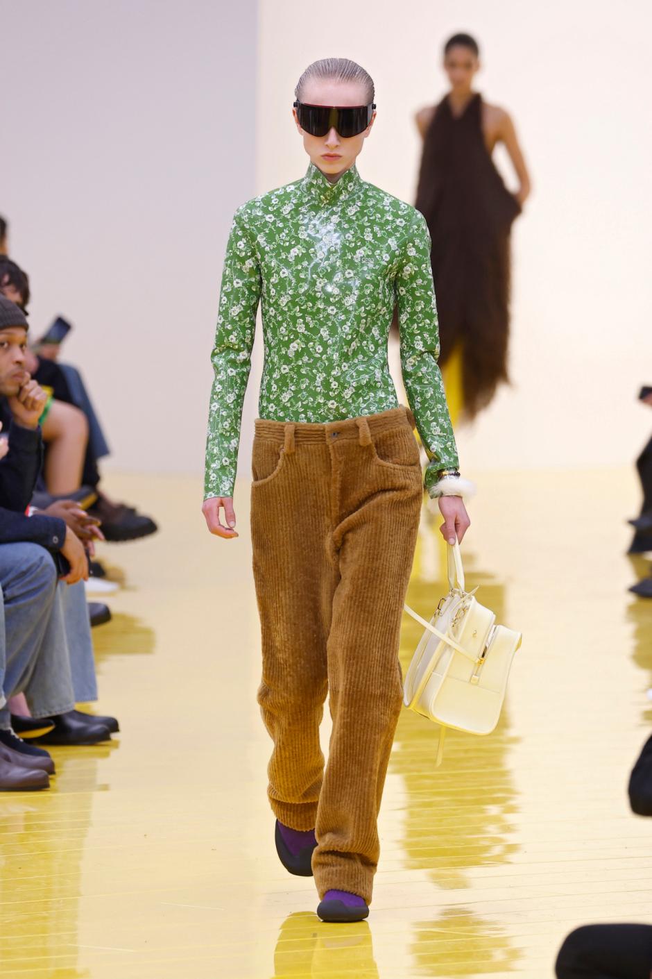 Una de las modelos del desfile de Loewe en París