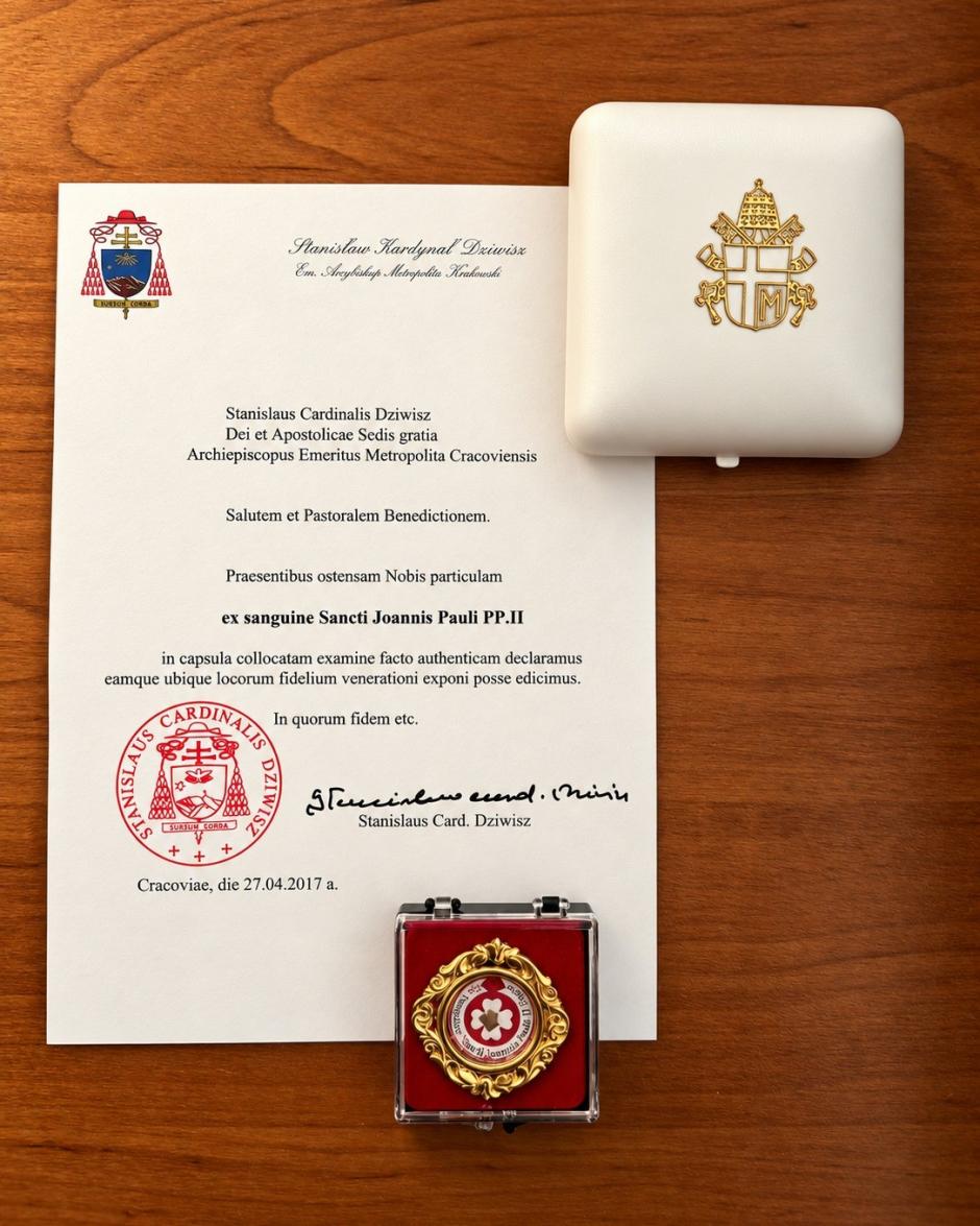 Imagen de la reliquia de San Juan Pablo II junto con el documento de autenticidad