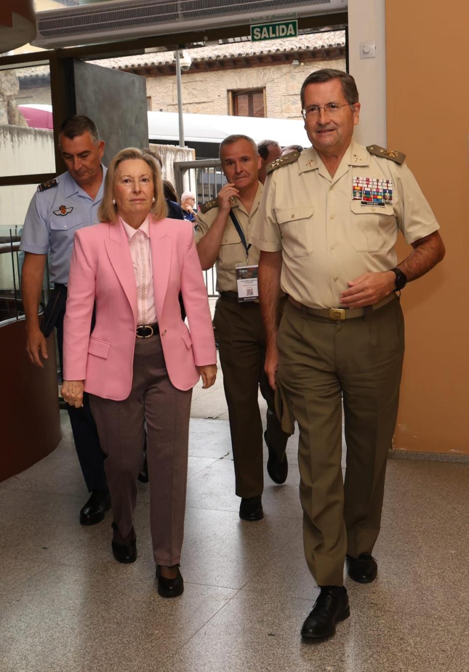 La secretaria de Estado de Defensa, María Amparo Valcarce, junto al Jefe de Estado Mayor del Ejército de Tierra (JEME), general de Ejército Amador Enseñat y Berea