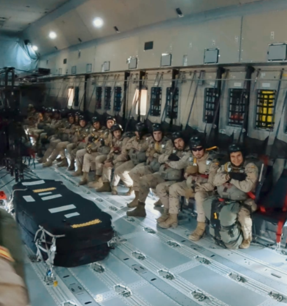Un momento del salto masivo paracaidista en el Ejército del Aire y del Espacio