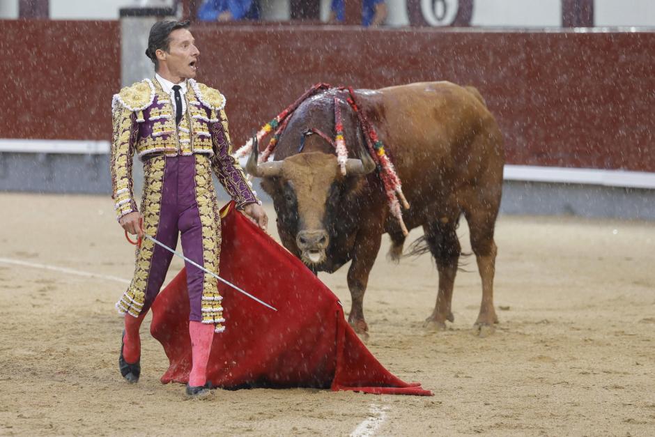 El diestro Diego Urdiale dirigiéndose al público
