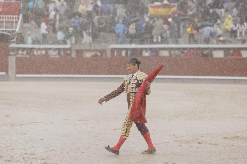 El diestro Diego Urdiales bajo la lluvia