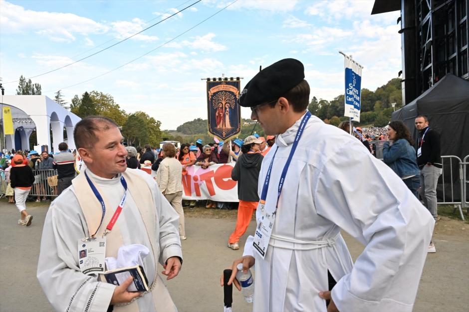 Dos sacerdotes, durante la visita de León XIV a Lourdes