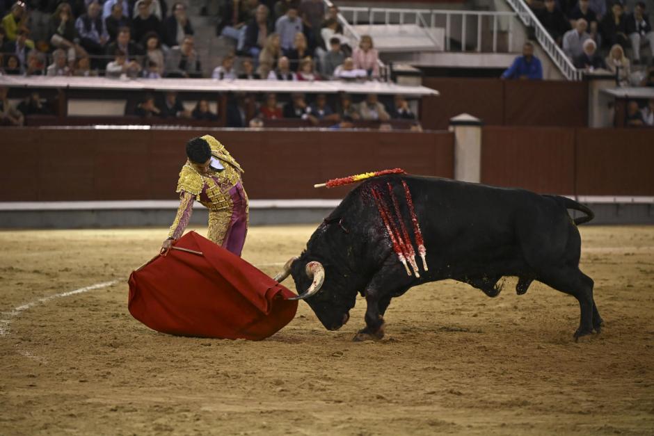 El diestro Marco Pérez toreando