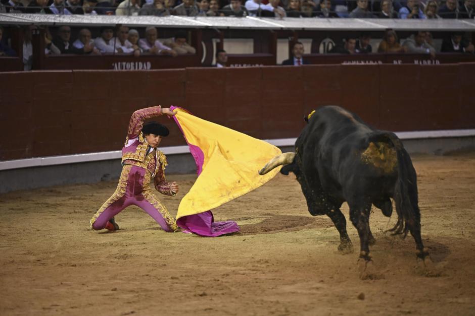 El diestro Marco Pérez toreando