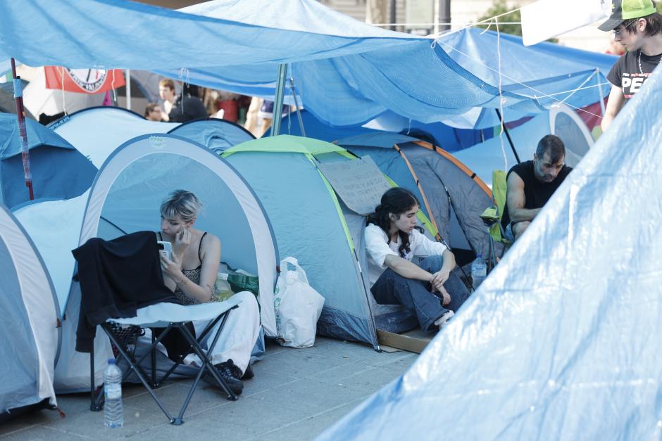 Imagen de la acampada espontánea por la vivienda que comenzó este sábado en Valencia