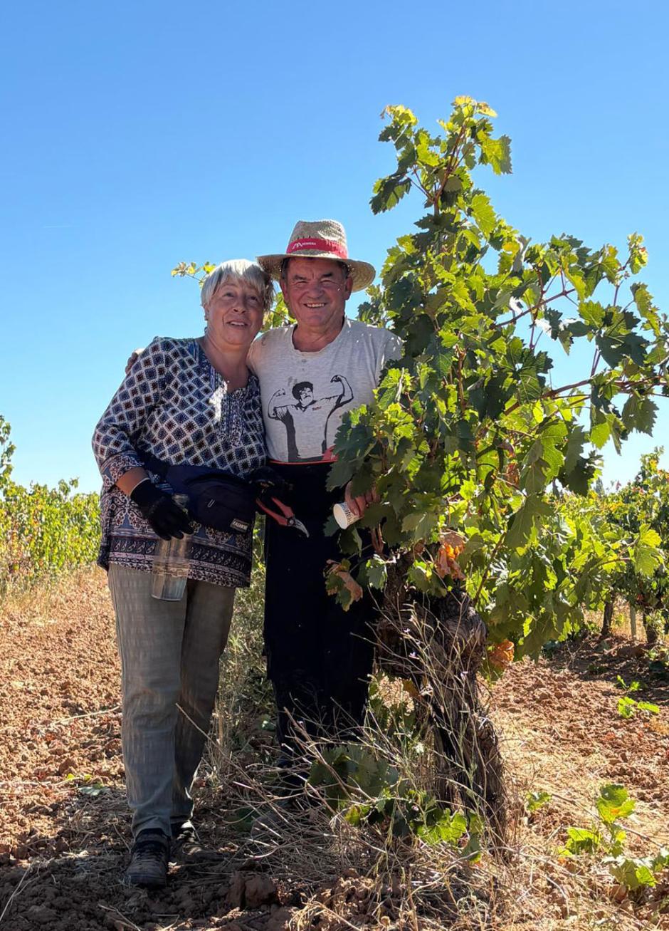 Pedro Encinas y María del Mar Arauzo mantienen viva la tradición de elaborar su propio vino y mosto