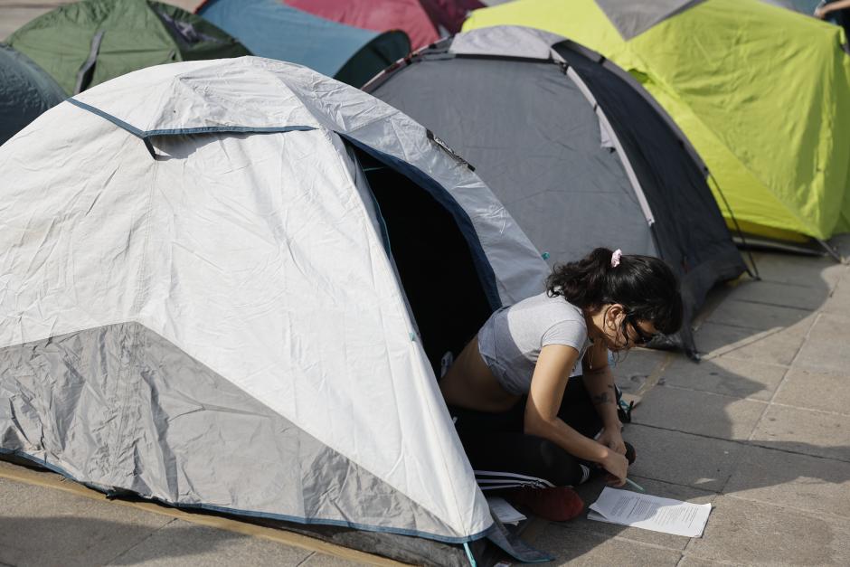 Imagen de la acampada espontánea por la vivienda que comenzó este sábado en Valencia