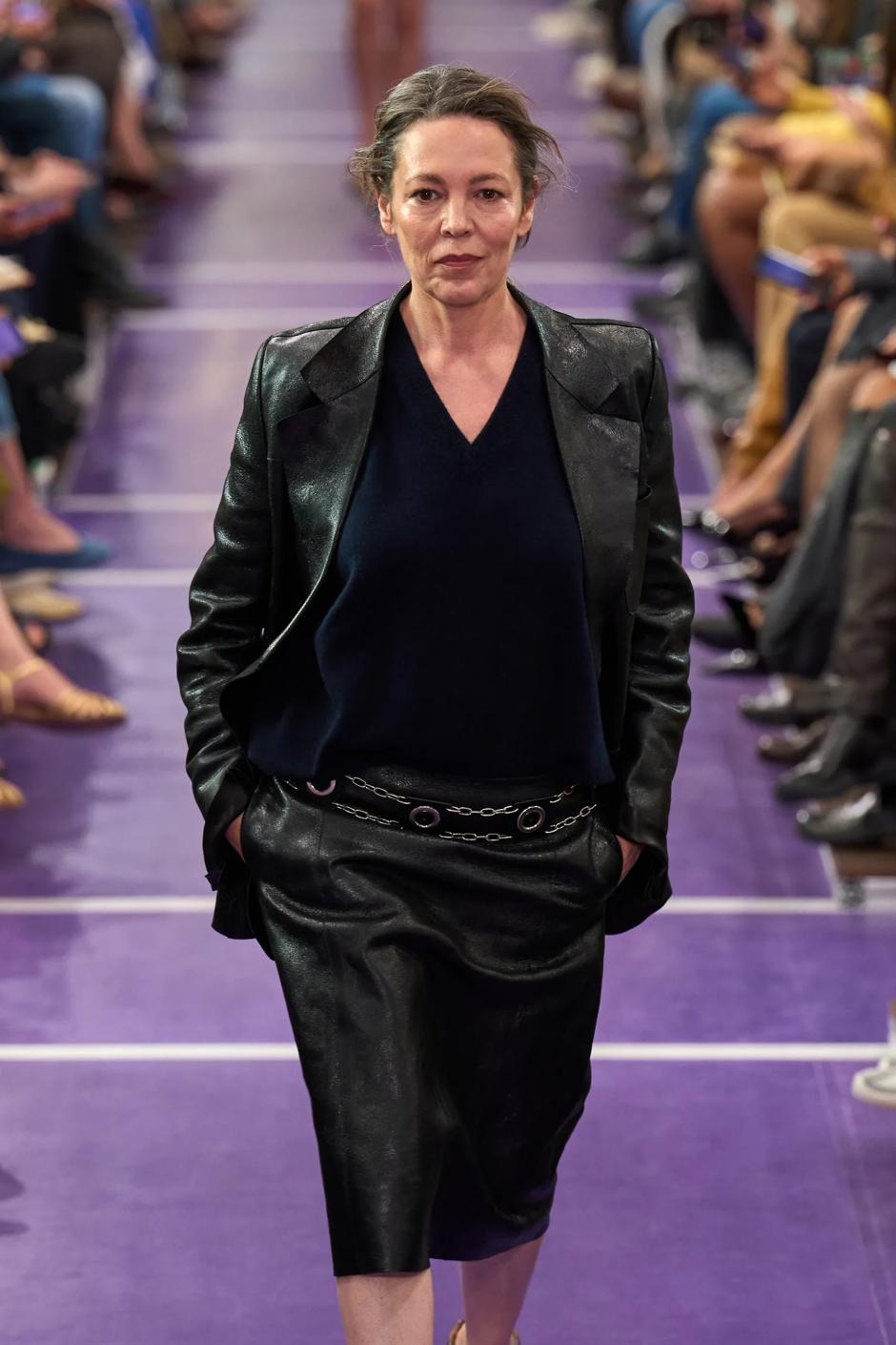 Olivia Colman abrió el desfile
